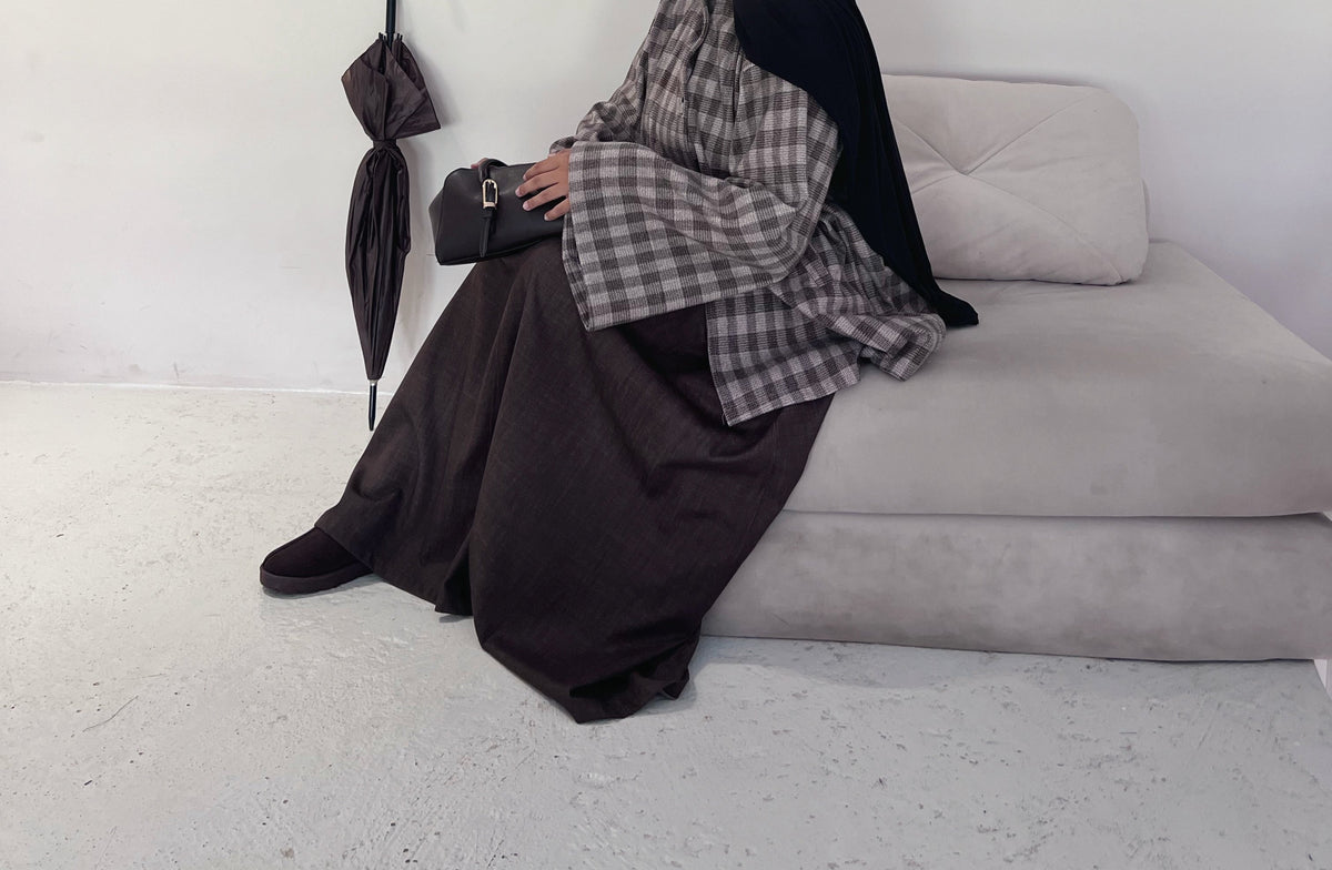 Veste Alba Oversize à carreaux portée avec une jupe en jean cacao - Dar Al Iman