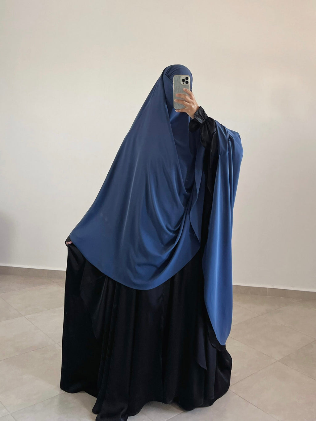 خمار كبير جداً من حرير المدينة