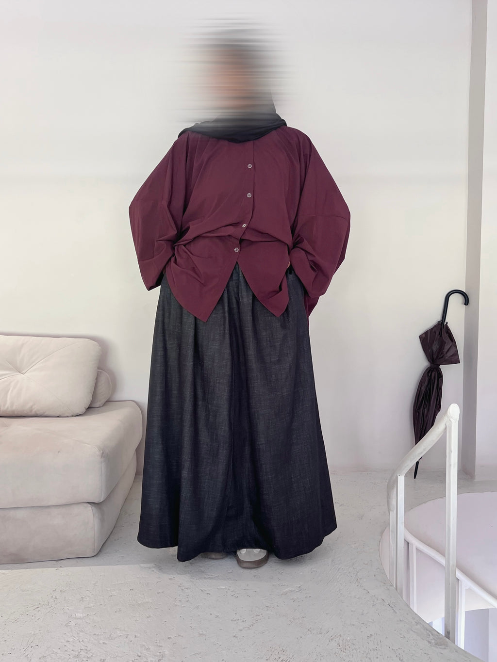 Jupe en Jean Fluide noir en coton mélangé, portée avec une chemise popeline prune - Dar Al Iman