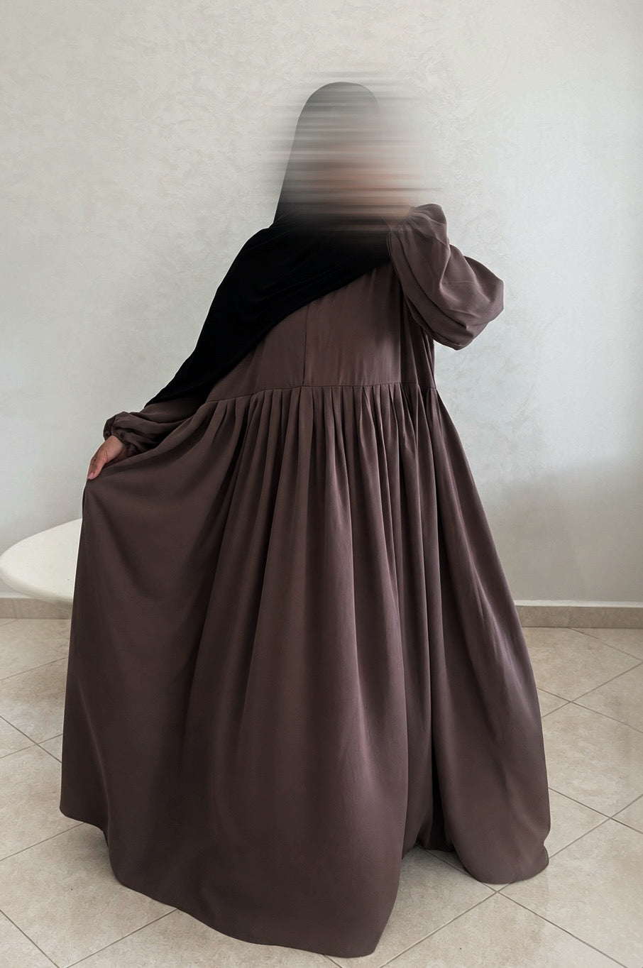 Abaya zippée Russia Wool Peach avec poches, coloris taupe - Dar Al Iman