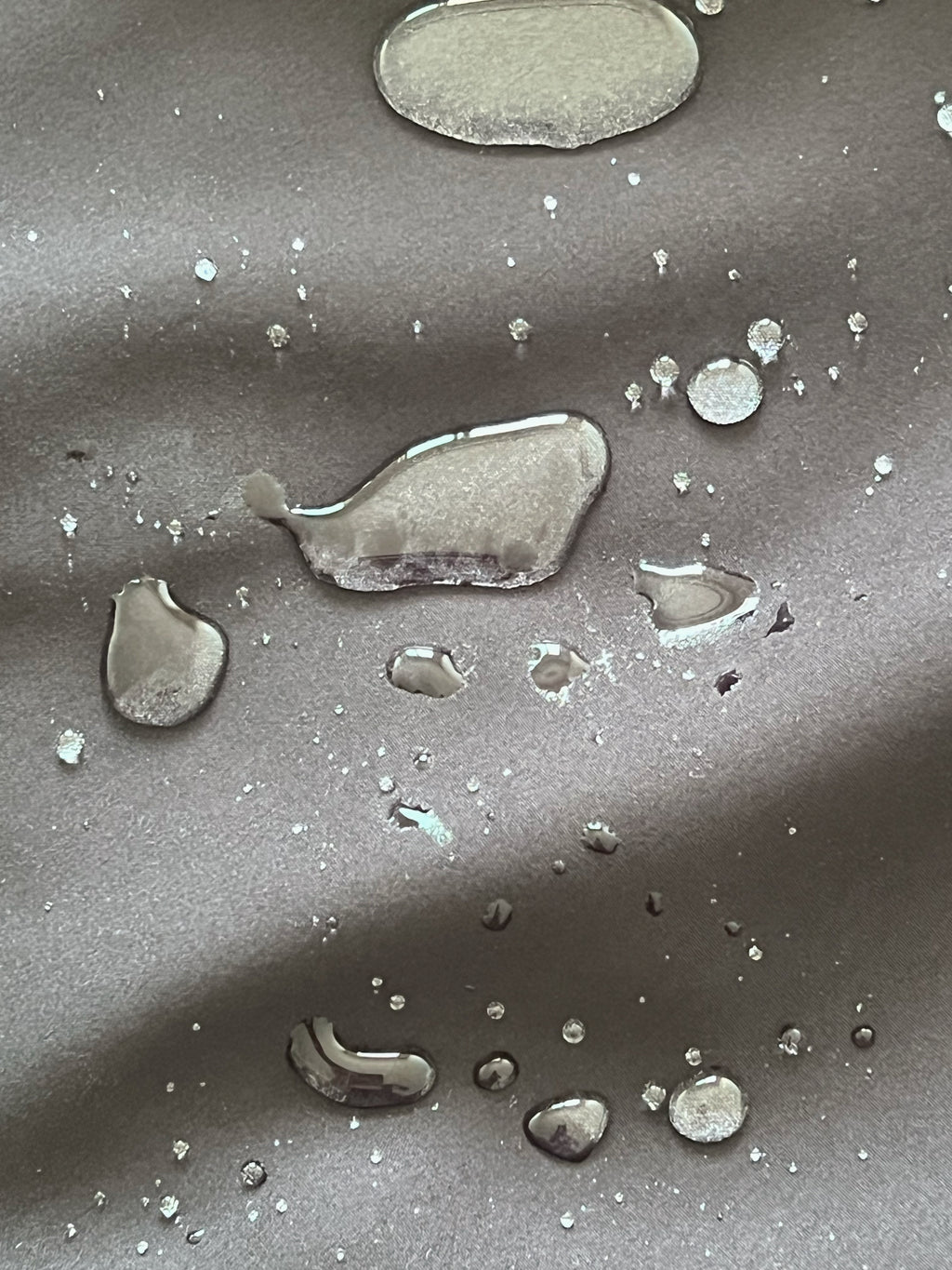 Trench AVERSE, détail du tissu imperméable