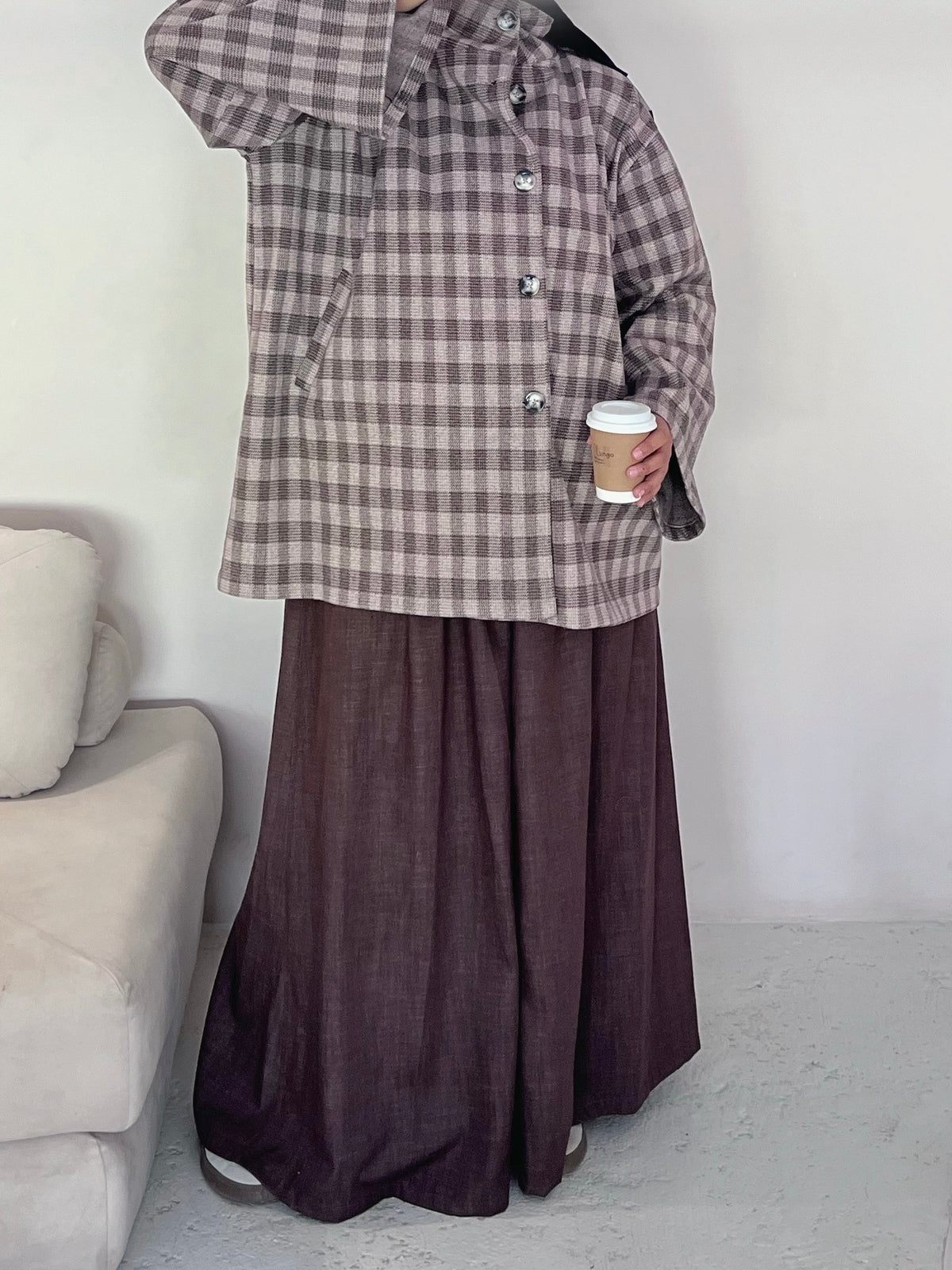 Veste Alba Oversize à carreaux crème et cacao, col montant asymétrique - Dar Al Iman