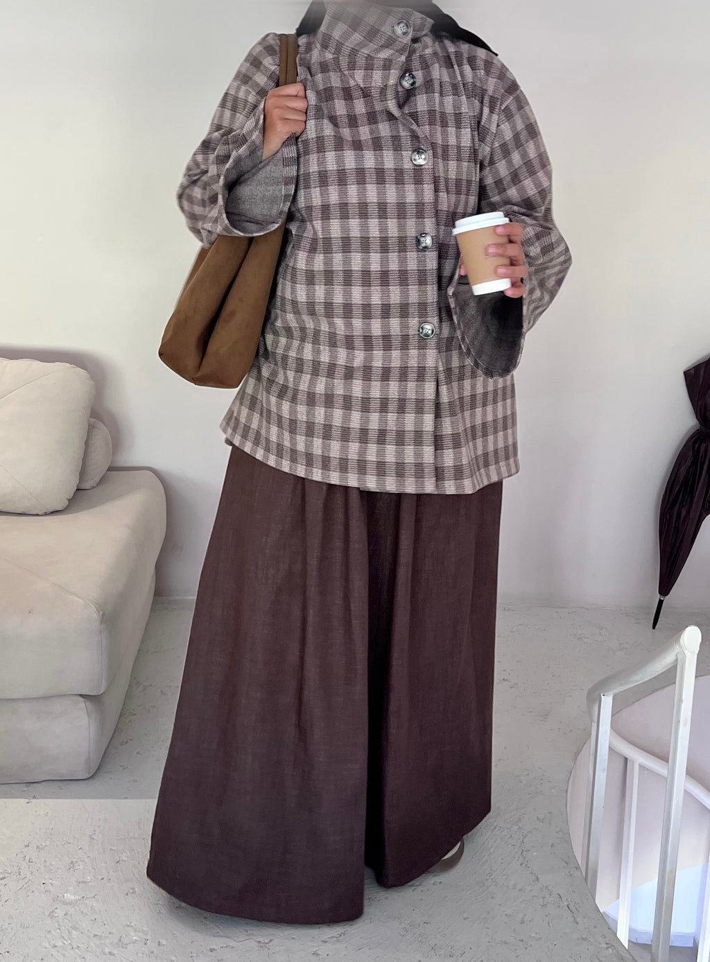 Veste Alba Oversize à carreaux crème et cacao portée avec une jupe longue