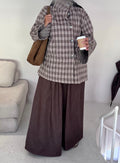 Veste Alba Oversize à carreaux crème et cacao portée avec une jupe longue