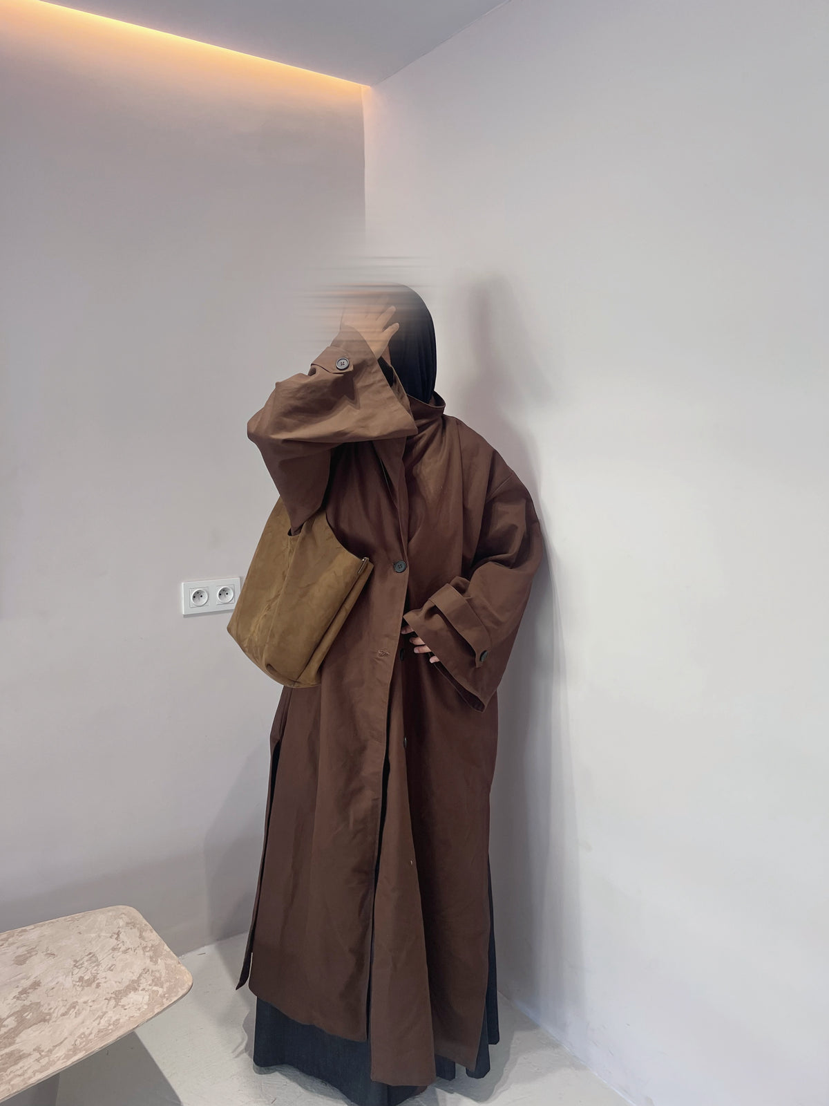 Trench EPURE chocolat, manteau oversize asymétrique en 100% coton - Dar Al Iman