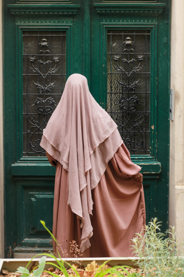 Abaya Russia Nidha Pink Latte & Khimar Flowy 2 Voiles Nude Dar Al Iman